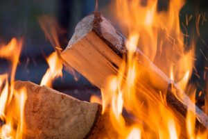 Un poêle à bois peut dégager certaines odeurs pendant la combustion