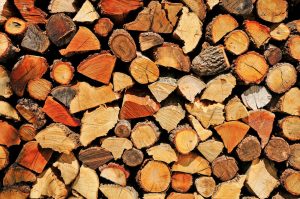 Pile de bûches de bois de chauffage